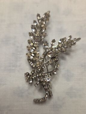 AUSTRIA Vintage Rhodium Sparkling Austria Crystals Leaf Brooch